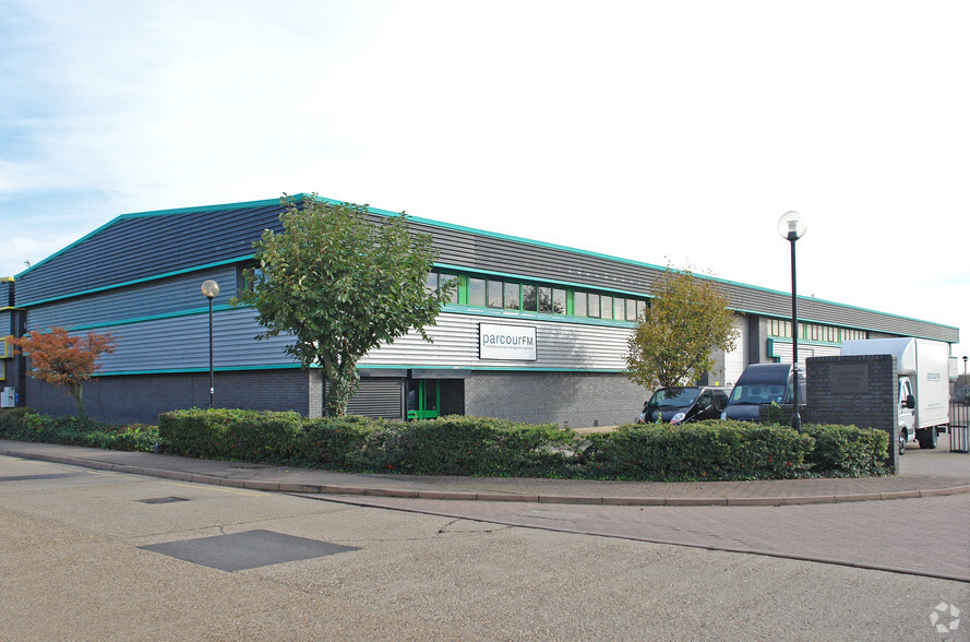 Thames Vw, Rainham for rent - Primary Photo - Image 1 of 4