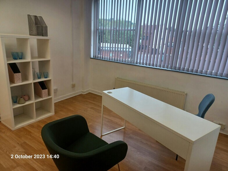 Denby Dale Rd, Wakefield to rent - Building Photo - Image 1 of 18