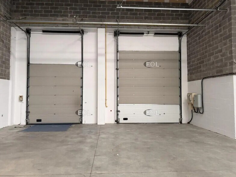 Light Industrial in Moissy-Cramayel to rent - Building Photo - Image 3 of 7