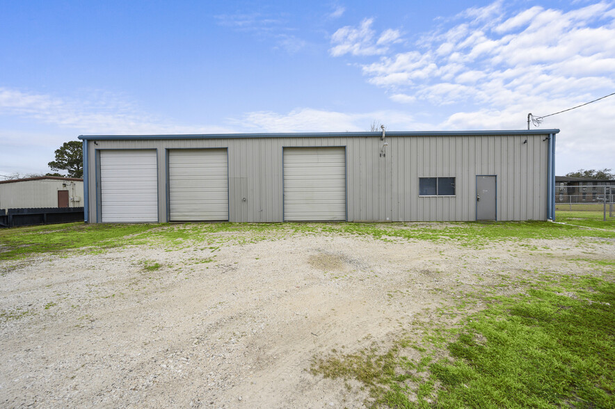 1008 Belton Ln, Anahuac, TX for rent - Building Photo - Image 1 of 17