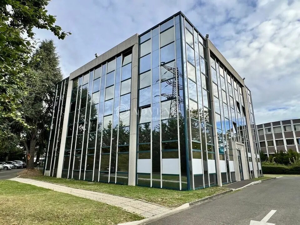 Office in Pontoise to rent Building Photo- Image 1 of 10