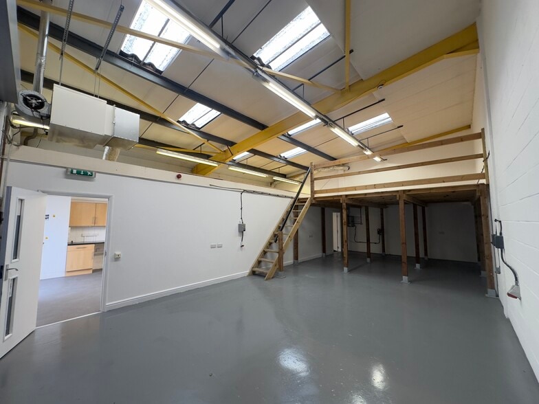 Babbage Rd, Stevenage to rent - Building Photo - Image 3 of 10