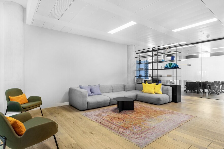 80 Wood Ln, London to rent - Interior Photo - Image 2 of 10