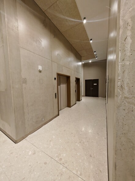165 Avenue De Verdun, Ivry-sur-Seine to rent - Lobby - Image 2 of 9