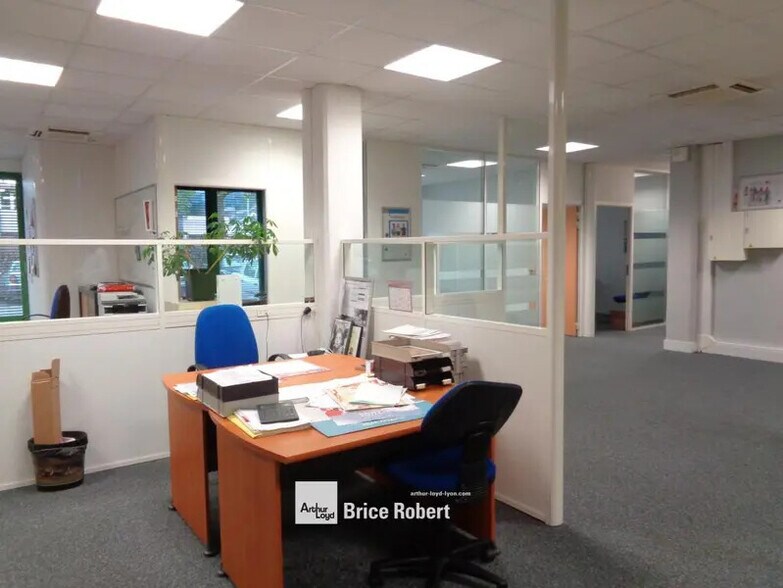 1-3 Rue Colonel Chambonnet, Bron to rent - Interior Photo - Image 3 of 7