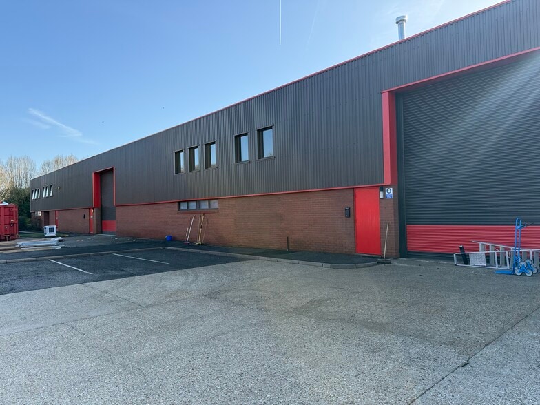 Units 23,24 & 25 Lawson Hunt Industrial Park, Horsham to rent - Building Photo - Image 3 of 5