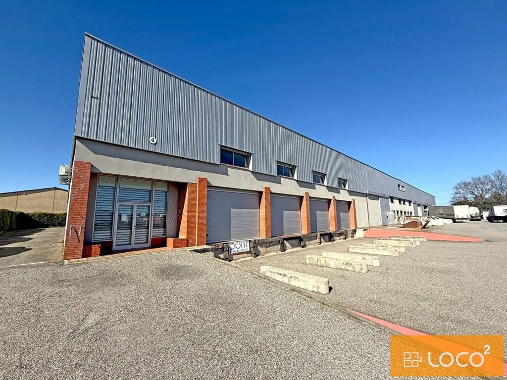 Location Entrepôt 2 840 m² - Photo 1