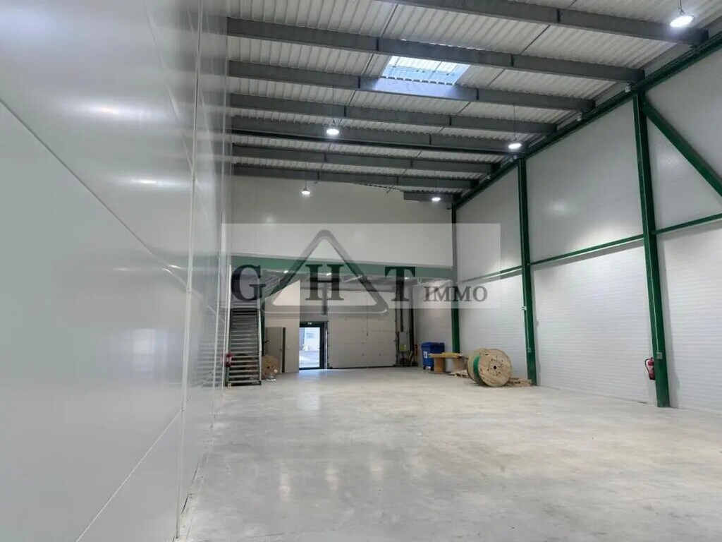 Location Entrepôt 315 m² - Photo 1