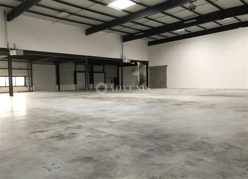 Light Industrial in Lieusaint to rent Building Photo- Image 1 of 8