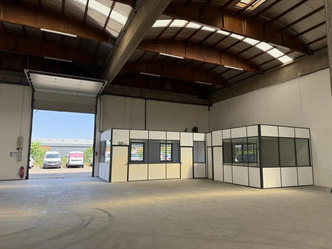 Light Industrial in Saint-Priest to rent Interior Photo- Image 1 of 3