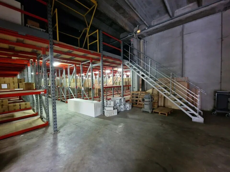 Location Entrepôt 2 182 m² - Photo 1