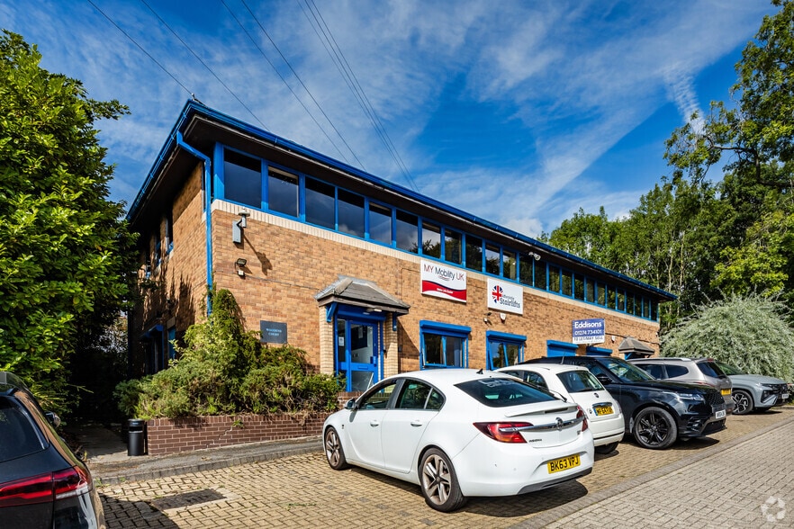 Roydsdale Way, Bradford to rent - Primary Photo - Image 1 of 9