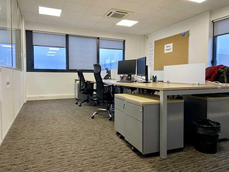 Light Industrial in Meyzieu to rent - Building Photo - Image 3 of 10