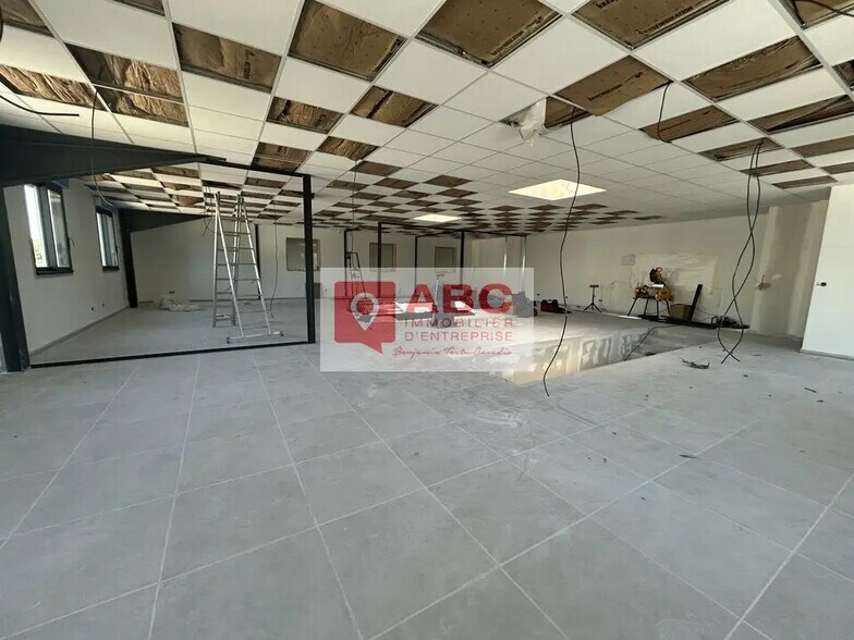 Office in Mudaison to rent - Interior Photo - Image 2 of 5