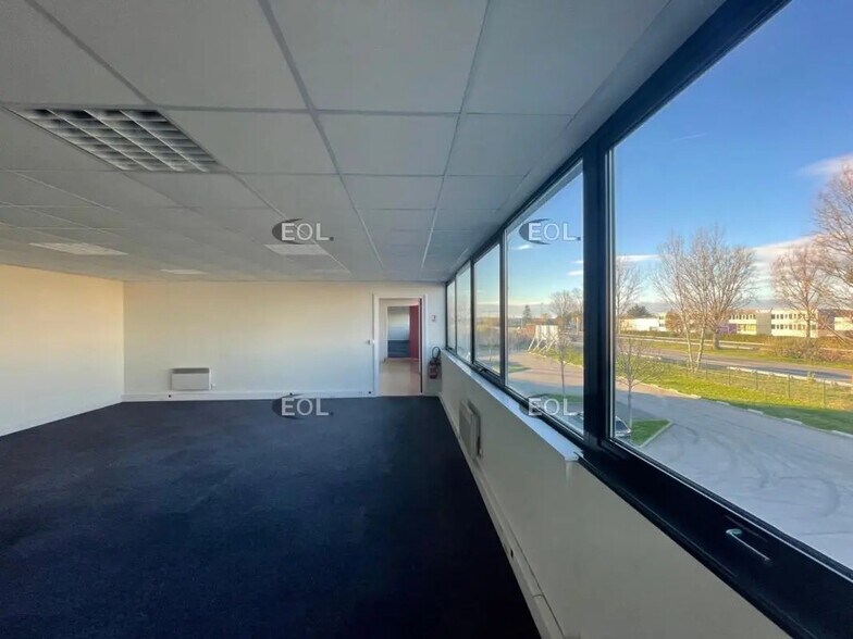 Industrial in Élancourt to rent - Interior Photo - Image 3 of 4