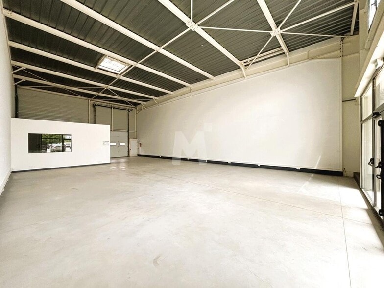 Light Industrial in Les Ulis to rent - Interior Photo - Image 2 of 9