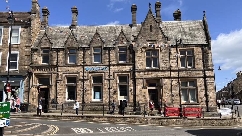 1 Market Pl, Barnard Castle to rent Primary Photo- Image 1 of 5