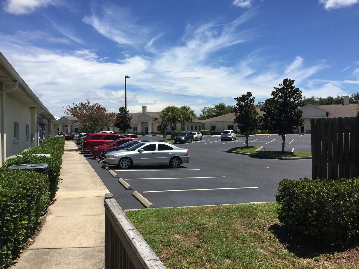 5454 Lithia Pinecrest Rd, Lithia 33547 UK