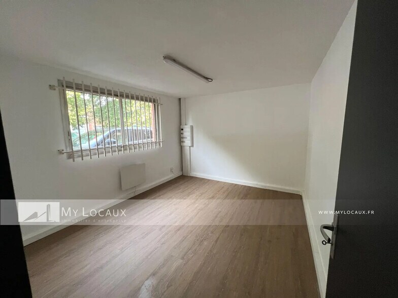 Light Industrial in SAINT-OUEN-L'AUMONE to rent - Interior Photo - Image 3 of 6