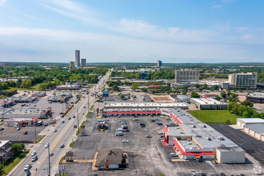 6900-6952 S Lewis Ave, Tulsa, OK for rent - Building Photo - Image 1 of 5