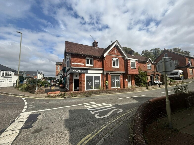 2 London Rd, Horndean for sale - Building Photo - Image 1 of 28