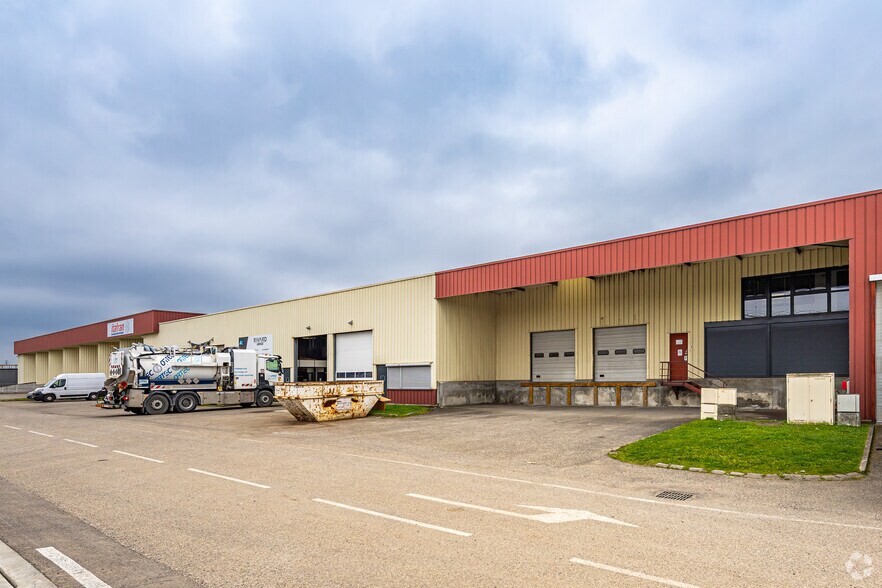 15 Avenue De Montmartin, Corbas to rent - Building Photo - Image 3 of 36