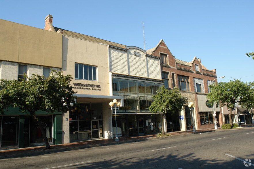 119-121 E Main St, Visalia, CA for rent - Primary Photo - Image 1 of 7