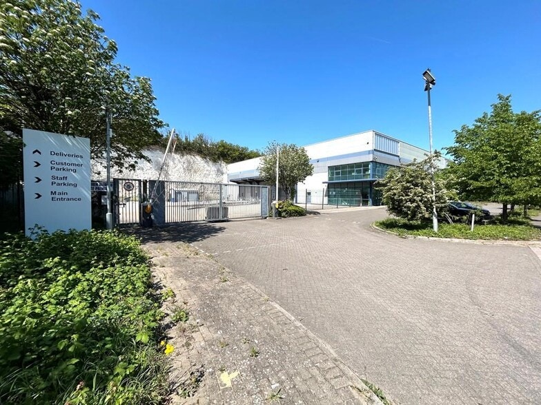 Dolphin Way, Purfleet for sale - Building Photo - Image 3 of 16