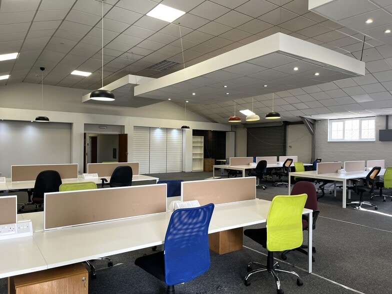 5 Wadsworth Rd, Greenford to rent - Interior Photo - Image 3 of 5