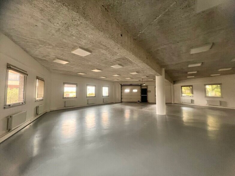 56 Rue Du Port, Nanterre to rent - Interior Photo - Image 2 of 5