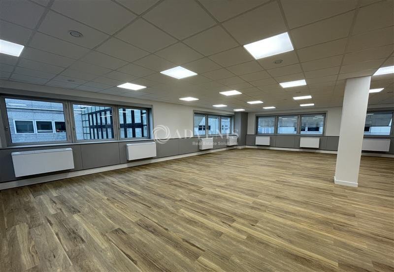 Office in Tremblay-en-France to rent - Building Photo - Image 1 of 8