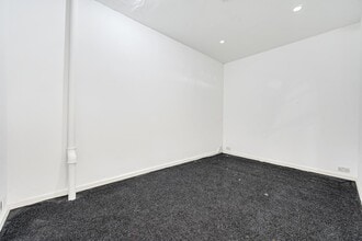 45 Julia St, Manchester to rent Interior Photo- Image 2 of 4