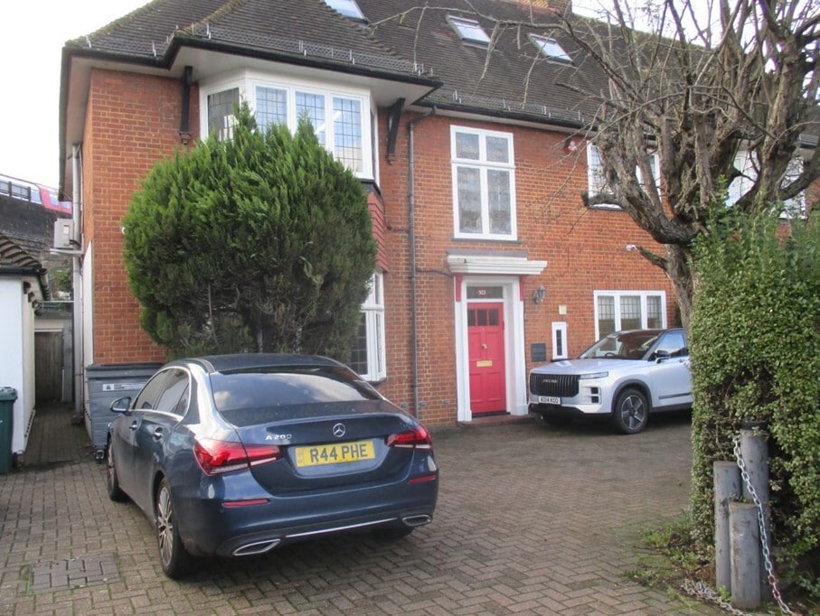 923 Finchley Rd, London to rent Primary Photo- Image 1 of 2