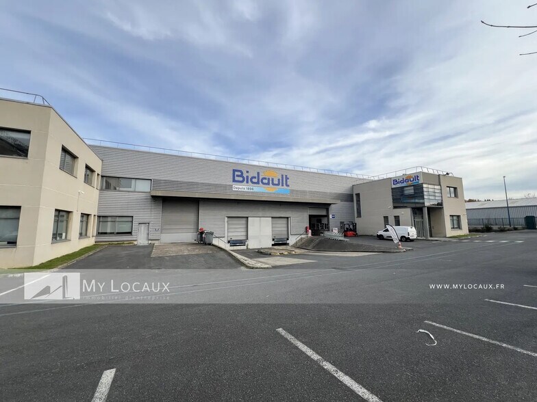 Industrial in Gennevilliers to rent - Building Photo - Image 1 of 8