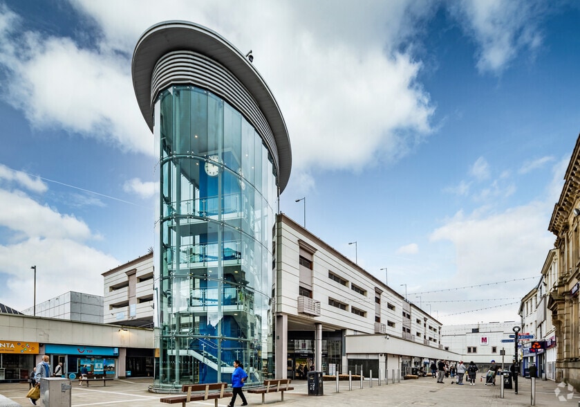 The Mall, Blackburn to rent - Building Photo - Image 2 of 5