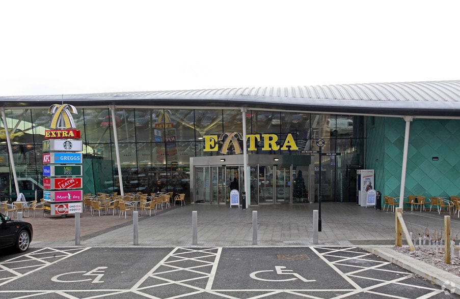 Junction 9/10, M25, Cobham to rent - Primary Photo - Image 1 of 14