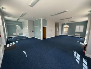 5 Crown Sq, Dorchester to rent Interior Photo- Image 2 of 7