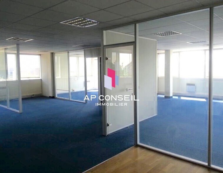 Office in Vélizy-Villacoublay to rent - Building Photo - Image 3 of 7