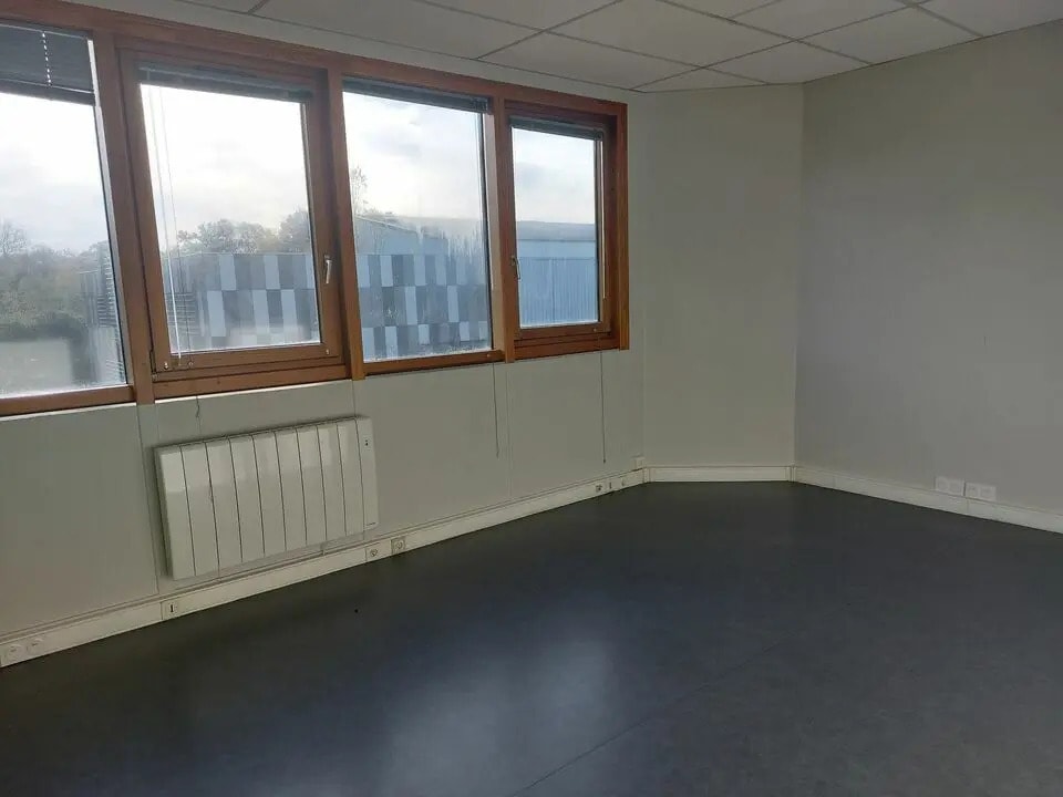 Location Bureaux 145 m² - Photo 1