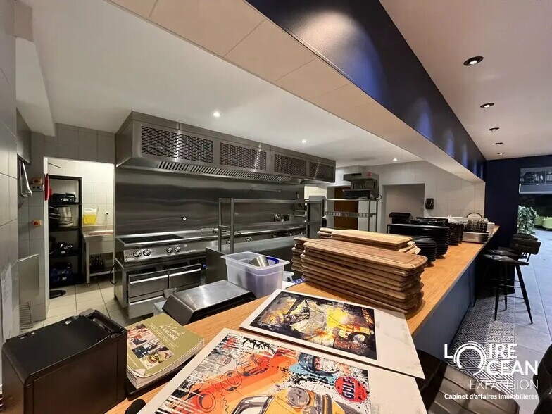 Light Industrial in Nantes to rent - Interior Photo - Image 2 of 7