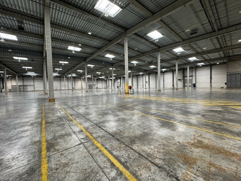 Industrial in Moissy-Cramayel to rent - Interior Photo - Image 1 of 4