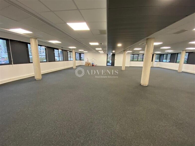 Office in Champs-sur-Marne for sale - Interior Photo - Image 2 of 9