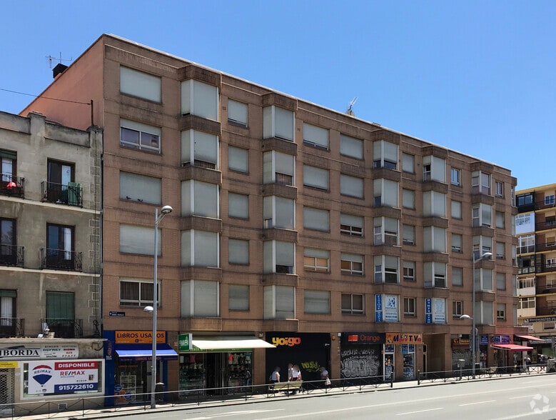 Retail in Madrid, Madrid to rent - Building Photo - Image 2 of 2