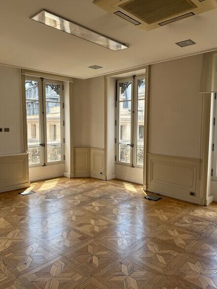 Office in Lyon for sale - Interior Photo - Image 2 of 21