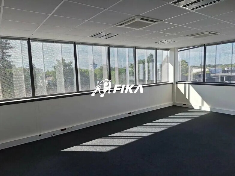 Retail in Lormont to rent - Building Photo - Image 3 of 7