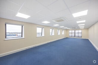 6 Darby Clos, Swindon to rent Interior Photo- Image 2 of 3