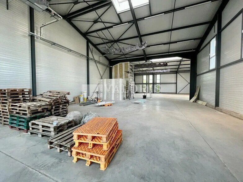 Light Industrial in Chassieu to rent - Interior Photo - Image 3 of 6