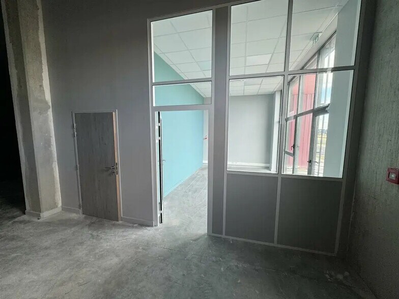 Office in Valence to rent - Building Photo - Image 3 of 4