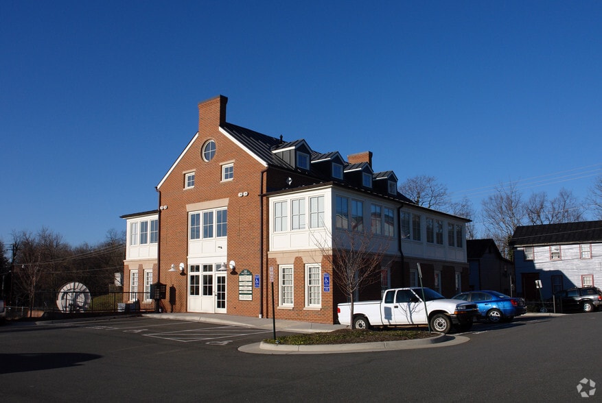 210 Wirt St SW, Leesburg, VA 20175 UK