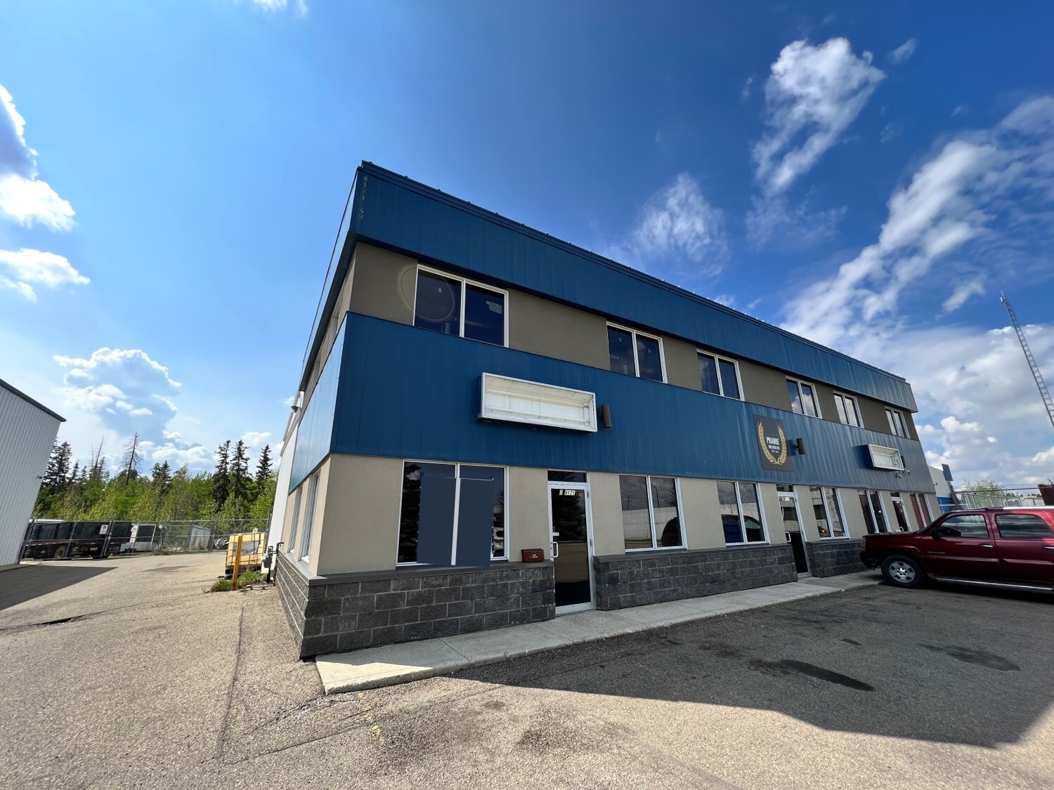 8121 49 Ave Close, Red Deer, AB for sale Primary Photo- Image 1 of 27